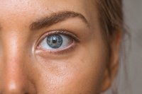 Geveerde wenkbrauwen zijn dé beautytrend van dit moment